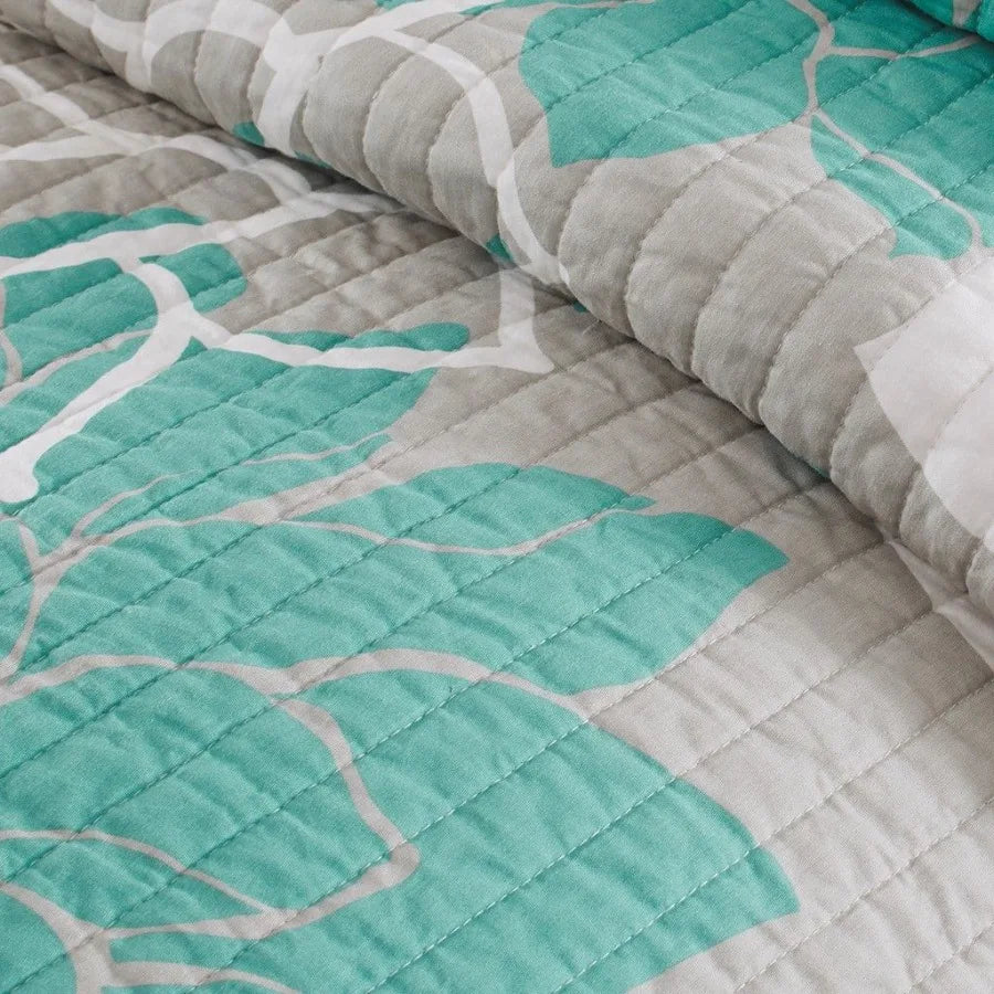 6 Piece Printed Cn Quilt Set with Throw Pillows