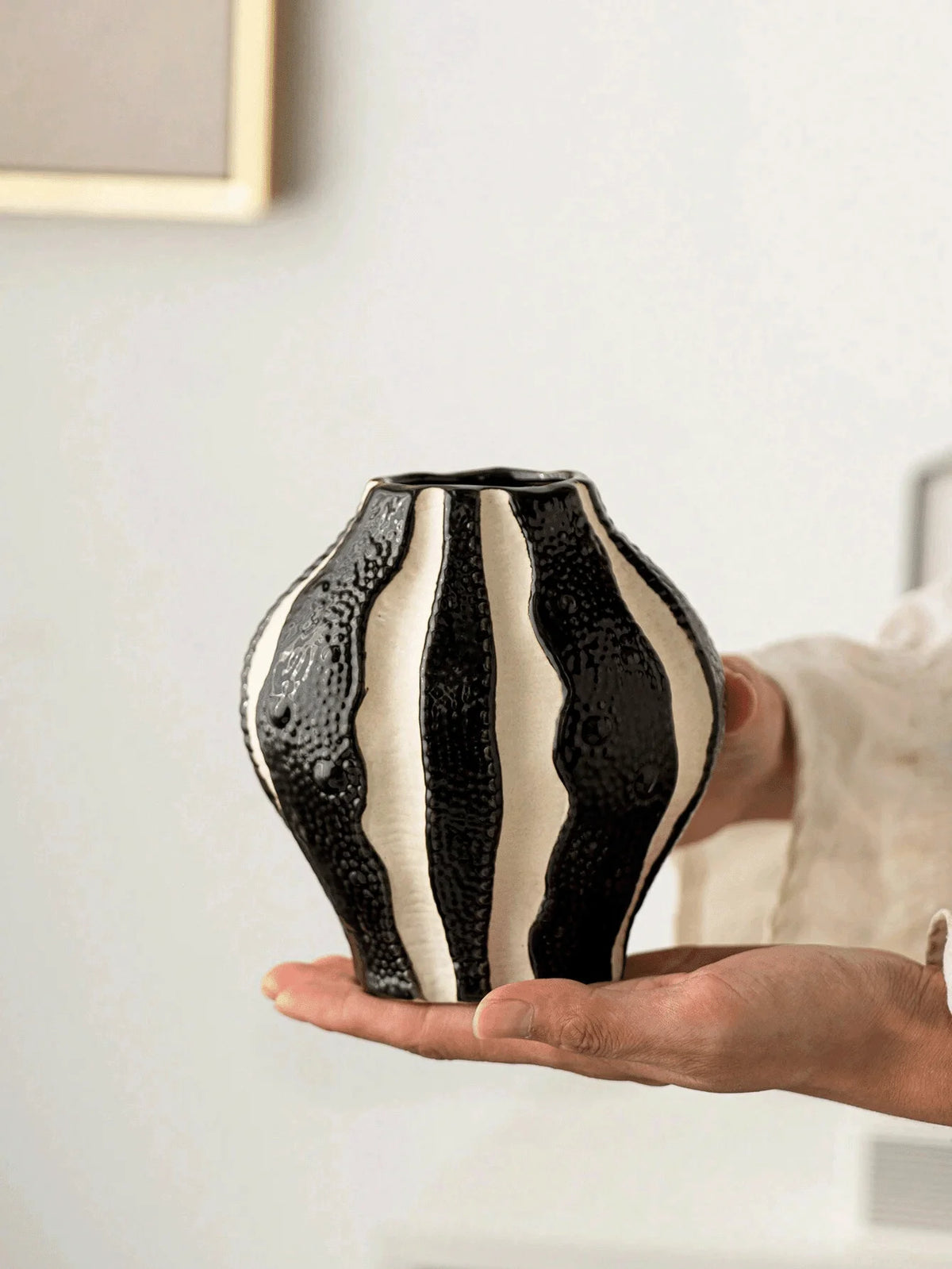 1pc Modern Black And White Resin Vase,