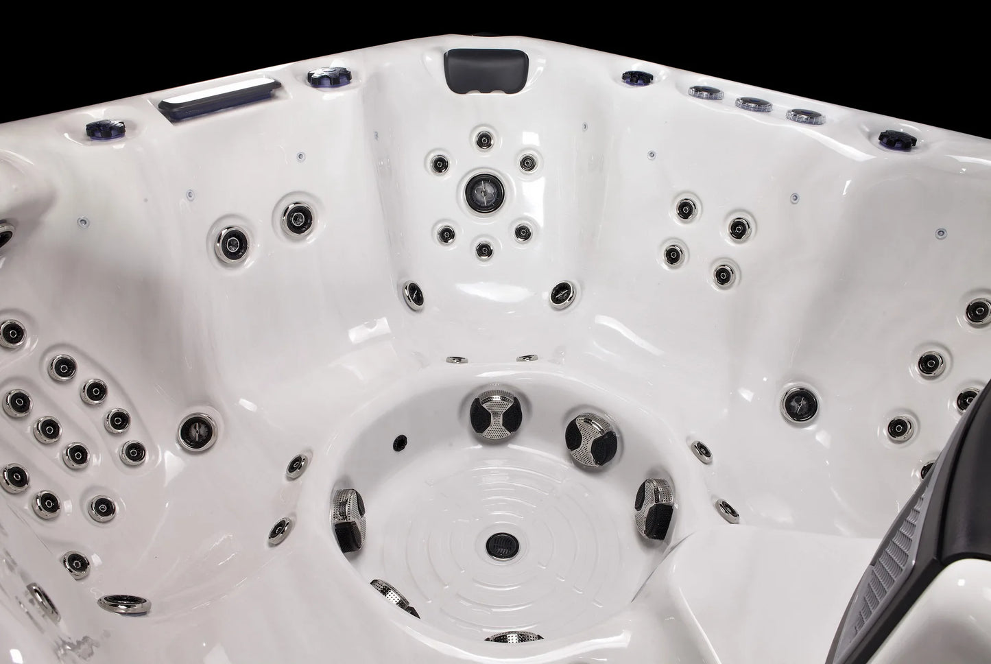 Luxury 7-seat acrylic hot tub with 70 nozzles, LED lighting