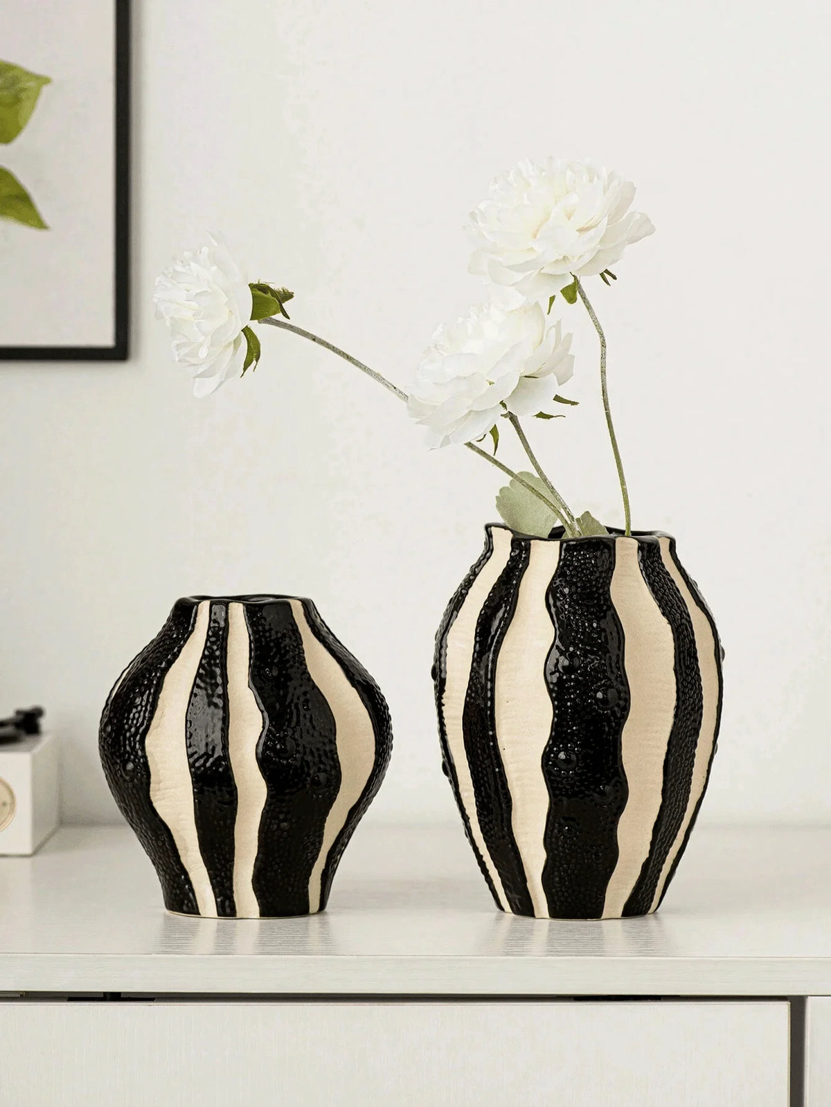 1pc Modern Black And White Resin Vase,