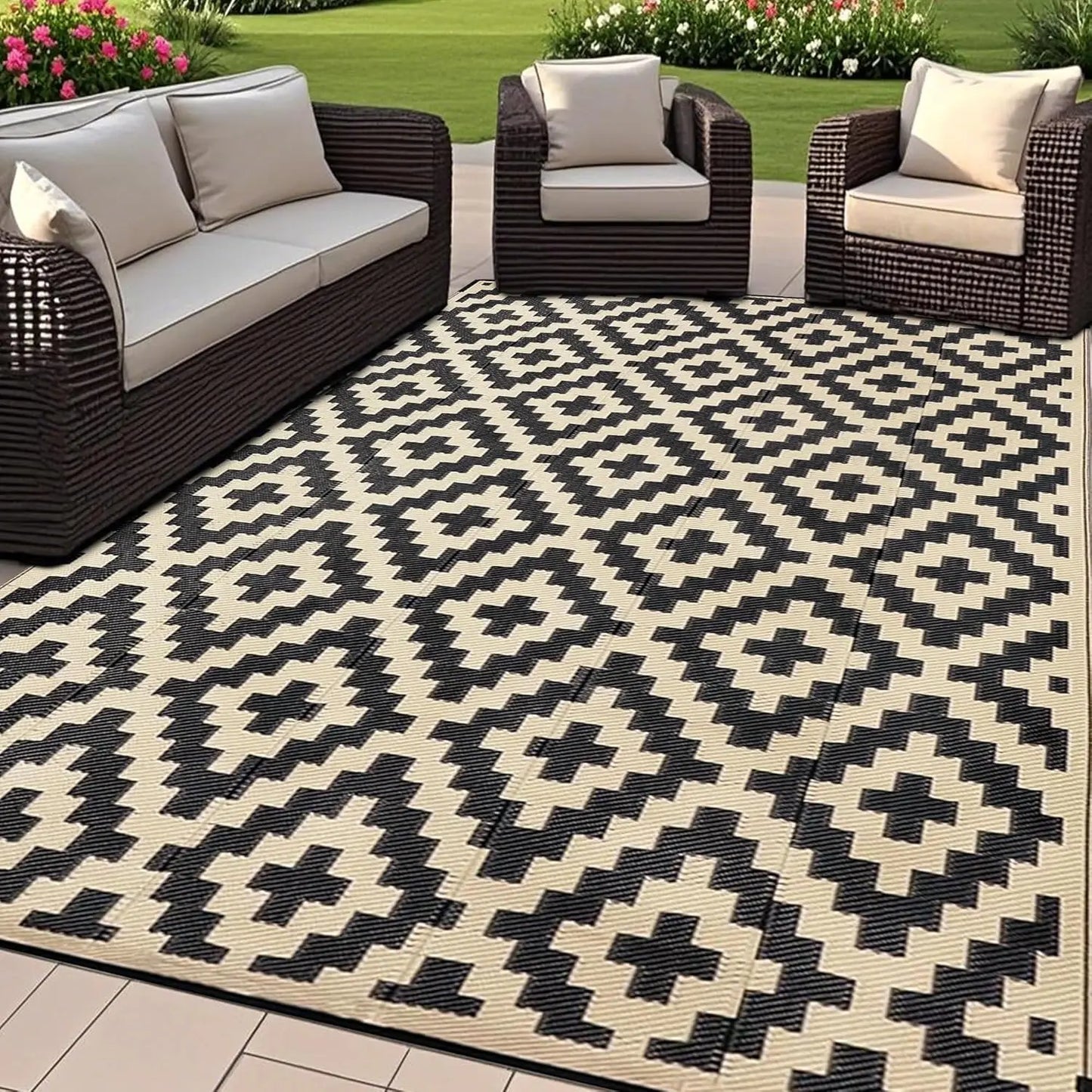 Reversible Plastic Straw Rug,  Black & Beige, 6' x 9'