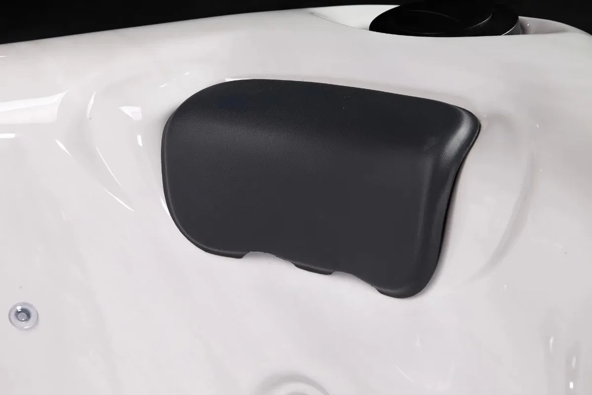 Luxury 7-seat acrylic hot tub with 70 nozzles, LED lighting