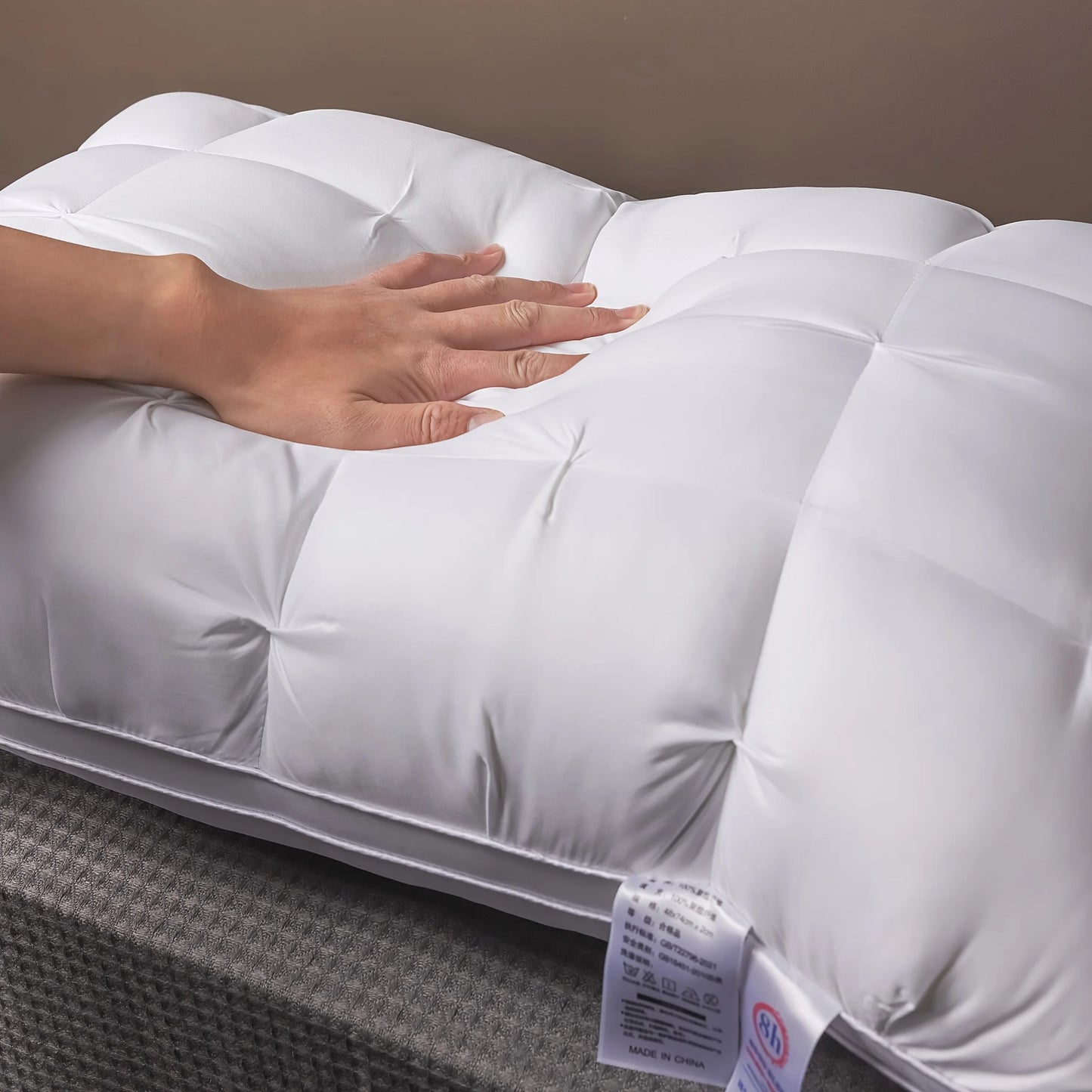 Luxurious Quality Pillow. Non-Collapse High Pillow Core