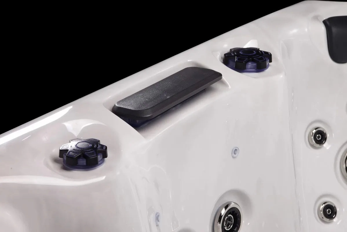 Luxury 7-seat acrylic hot tub with 70 nozzles, LED lighting