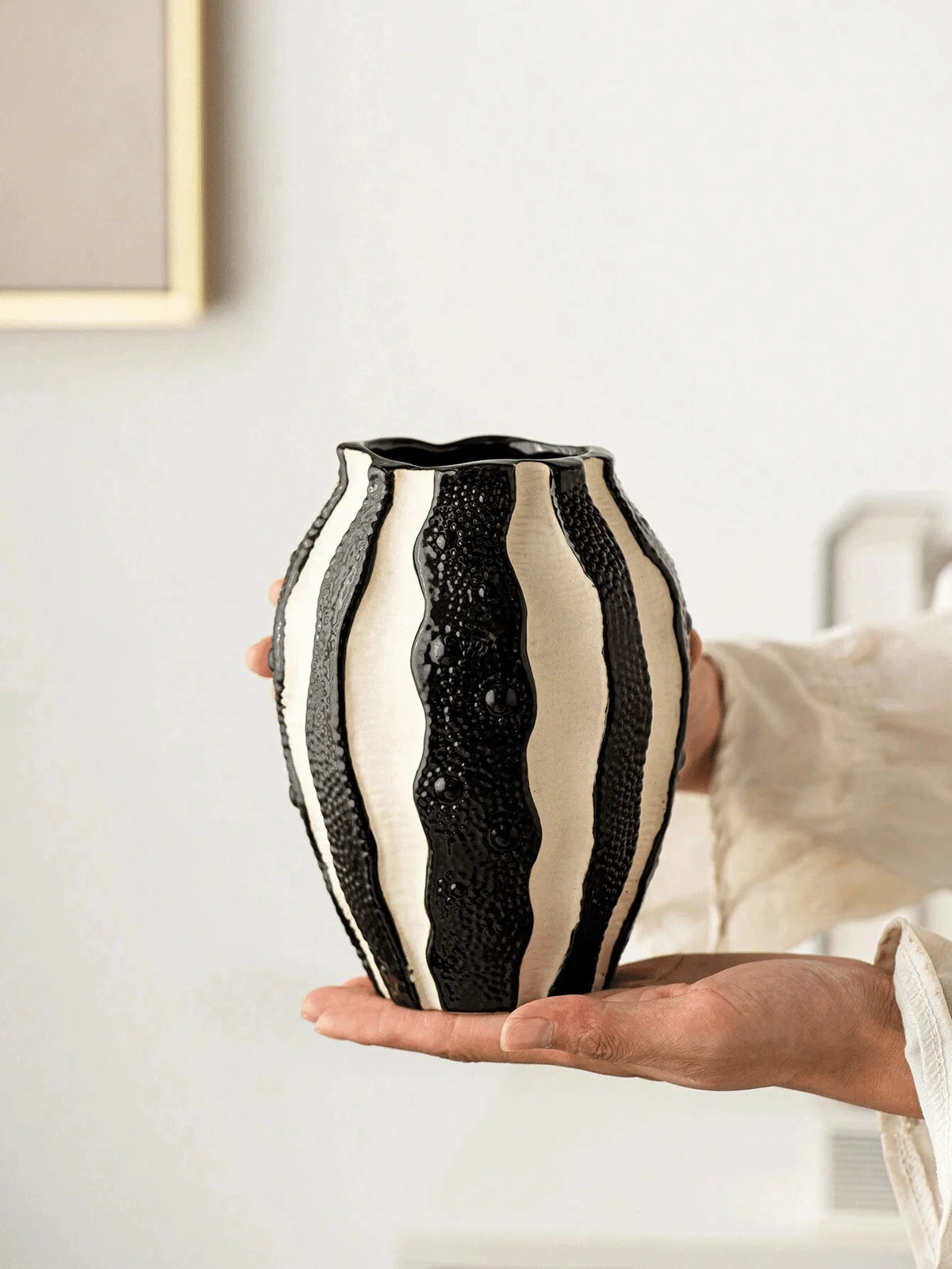 1pc Modern Black And White Resin Vase,