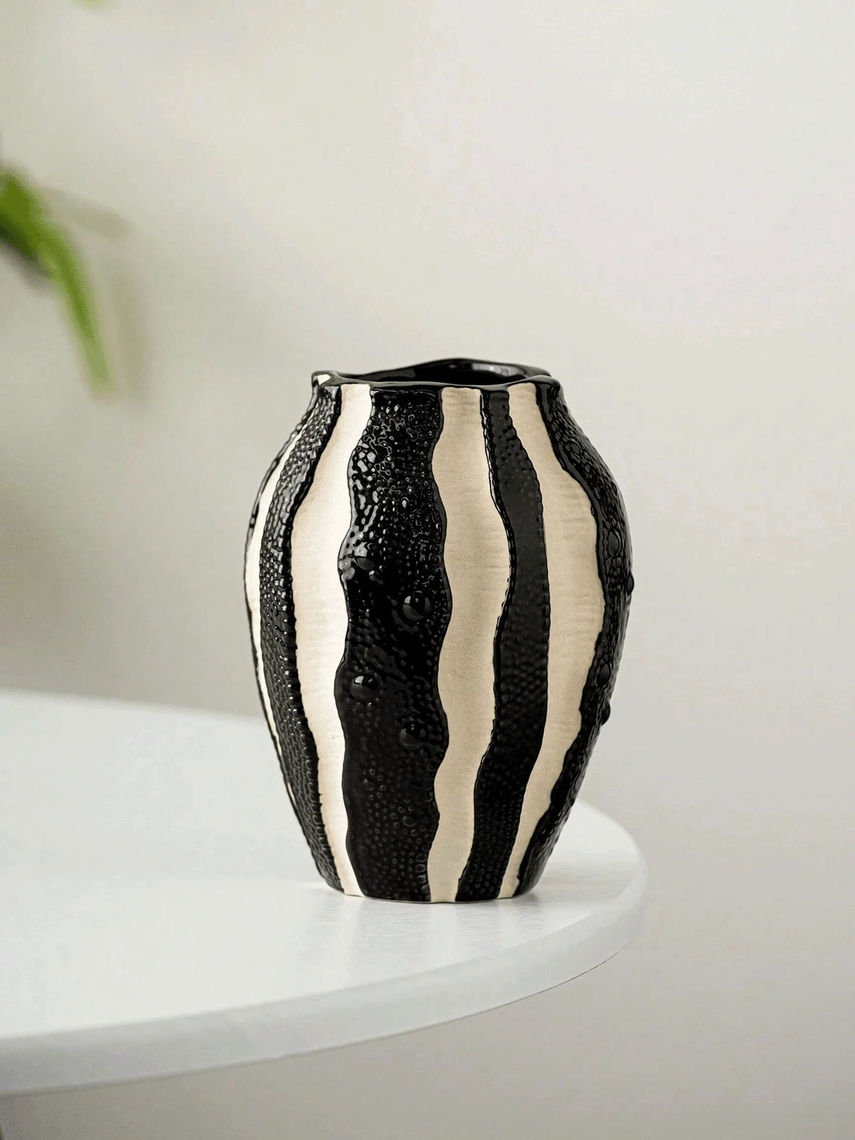 1pc Modern Black And White Resin Vase,