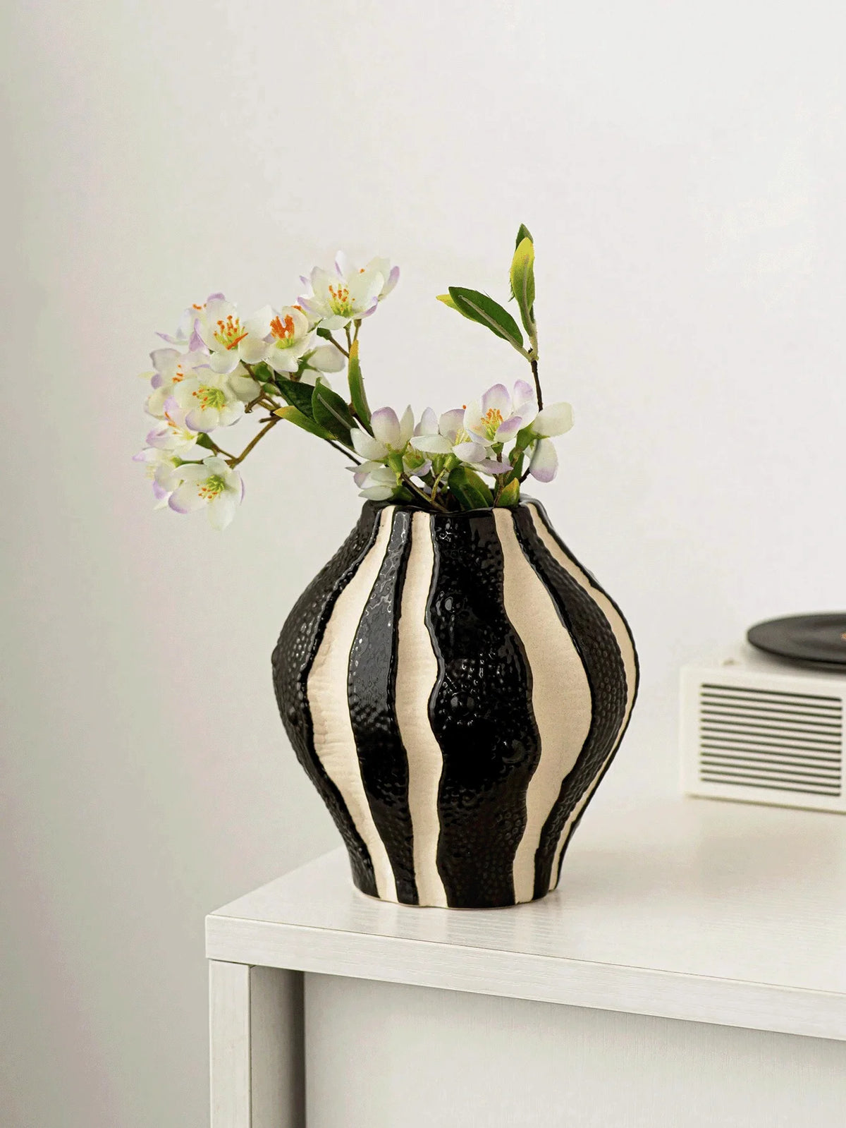 1pc Modern Black And White Resin Vase,
