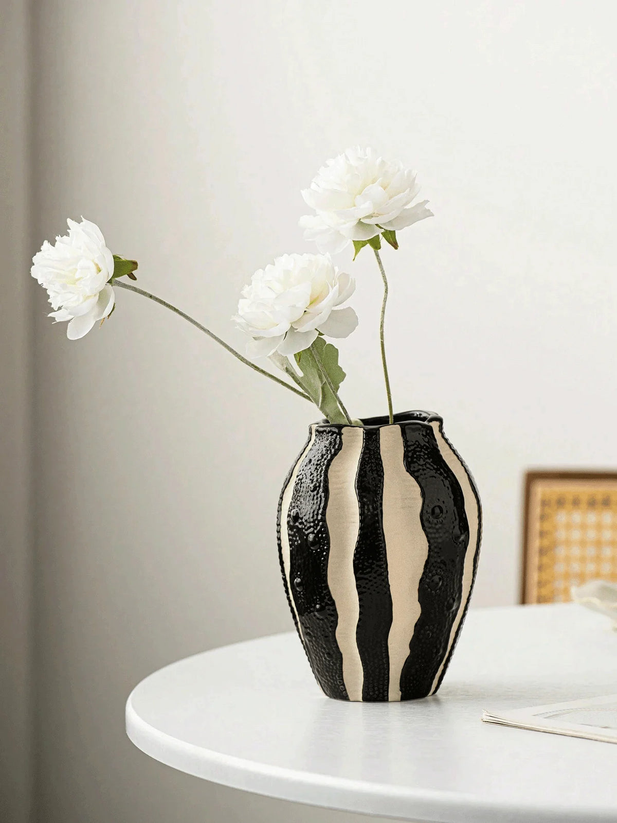 1pc Modern Black And White Resin Vase,