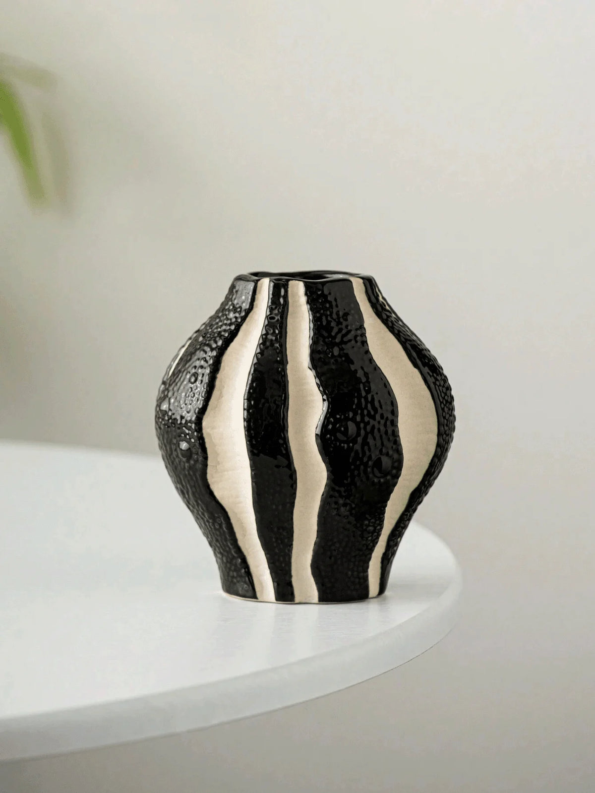 1pc Modern Black And White Resin Vase,