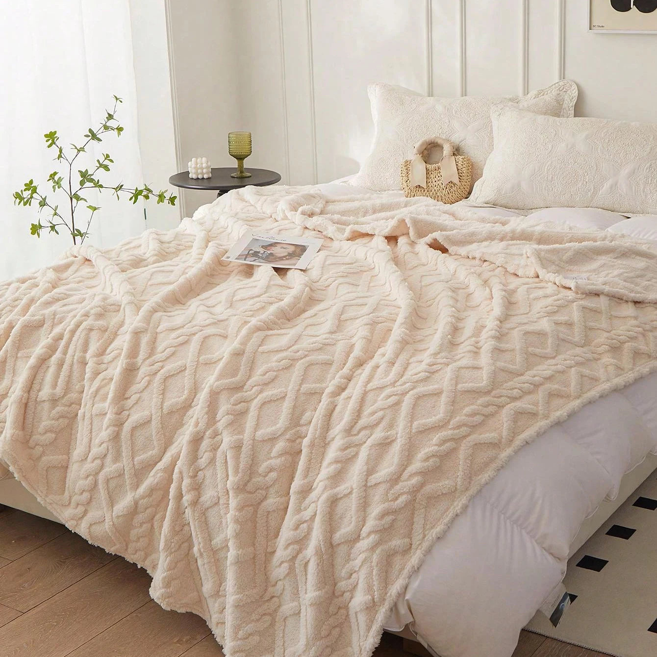 1pc Single-Layer Coral Fleece Blanket, Lightweight